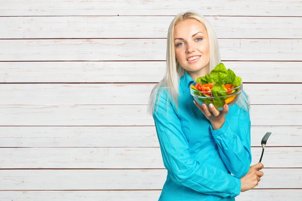 Menina comendo salada de legumes frescos — Fotografia de Stock