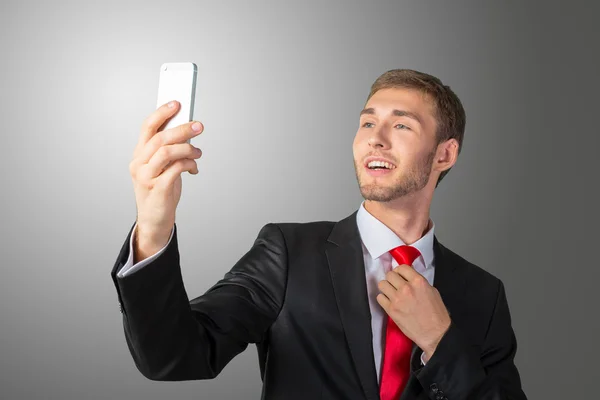 Bir cep telefonu ile bir selfie alarak genç işadamı — Stok fotoğraf