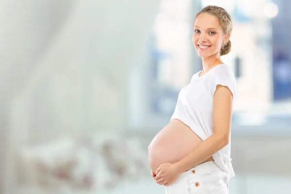 Joven feliz sonriente embarazada — Foto de Stock