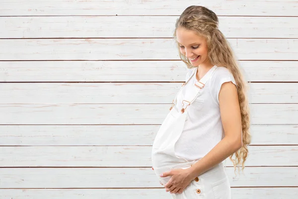 Joven feliz sonriente embarazada —  Fotos de Stock