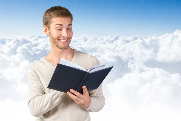 Junger Geschäftsmann liest ein Buch — Stockfoto