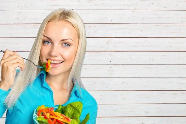 Menina comendo salada de legumes frescos — Fotografia de Stock