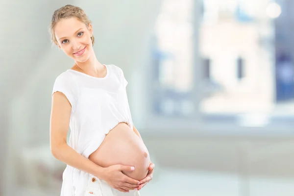 Jovem feliz sorrindo mulher grávida — Fotografia de Stock