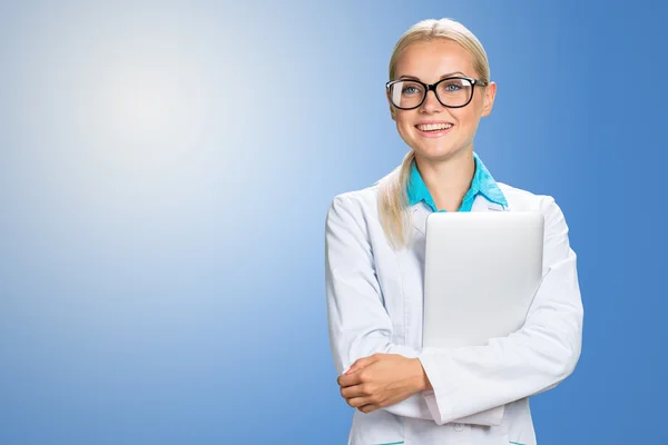 Улыбающаяся доктор женщина в медицинском халате — стоковое фото
