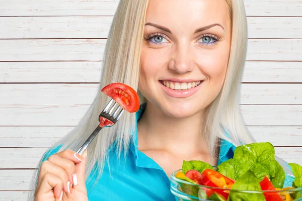 Menina comendo salada de legumes frescos — Fotografia de Stock