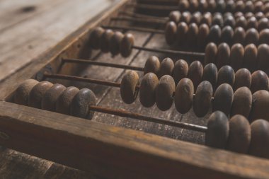 Ahşap arka planda klasik abaküs