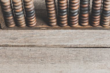 Ahşap arka planda klasik abaküs