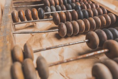 Ahşap arka planda klasik abaküs