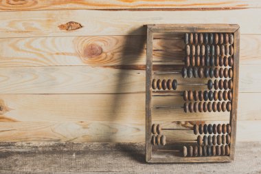 Ahşap arka planda klasik abaküs