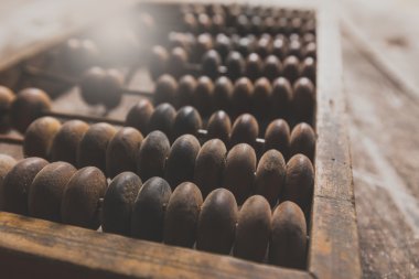 Ahşap arka planda klasik abaküs