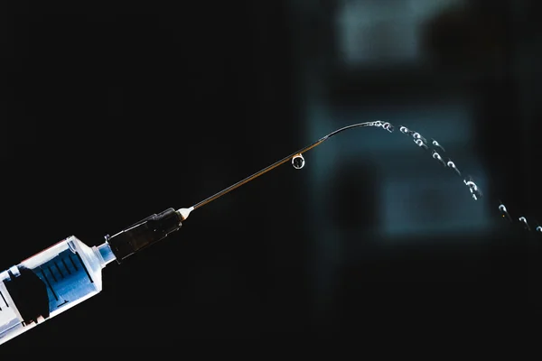 Medyczne strzykawki kroplą rozwiązanie wstrzykiwań — Zdjęcie stockowe
