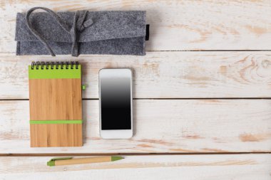 İşyerinde bir masada Üstten Görünüm