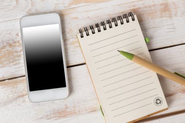 İşyerinde bir masada Üstten Görünüm