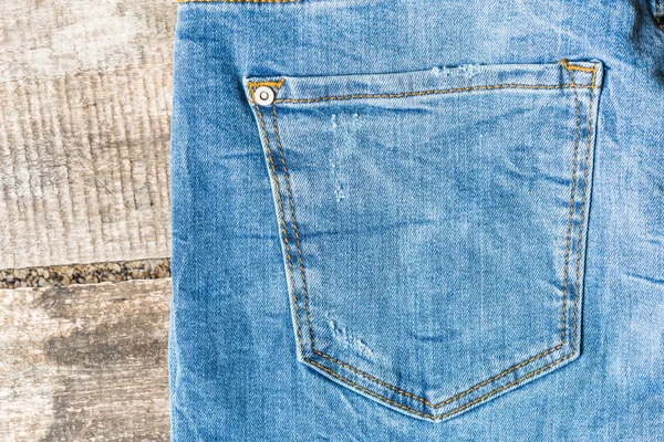 Pantalones vaqueros azules en superficie de madera vieja — Foto de Stock