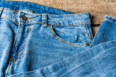 Beyaz bir arka plan üzerinde elbise