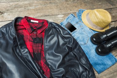 Güzel kadın giyim ahşap arka plan üzerinde kümesi.