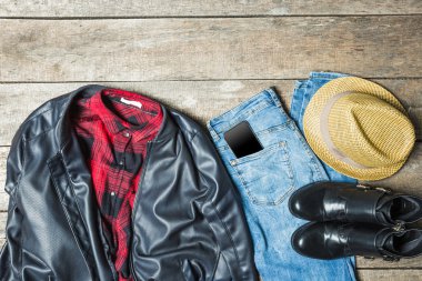 Güzel kadın giyim ahşap arka plan üzerinde kümesi.