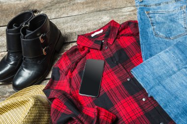 Güzel kadın giyim ahşap arka plan üzerinde kümesi.