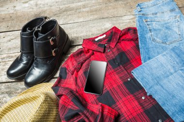 Güzel kadın giyim ahşap arka plan üzerinde kümesi.