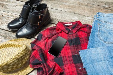 Güzel kadın giyim ahşap arka plan üzerinde kümesi.