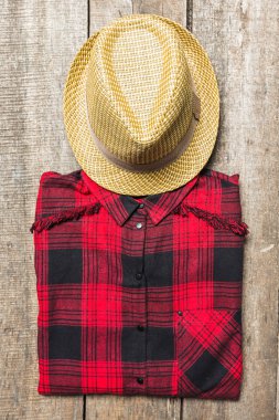 Güzel kadın giyim ahşap arka plan üzerinde kümesi.