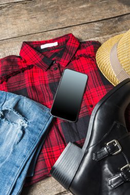 Güzel kadın giyim ahşap arka plan üzerinde kümesi.