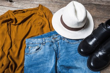 Güzel kadın giyim ahşap arka plan üzerinde kümesi.