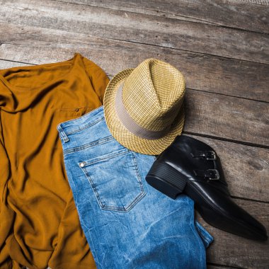 Güzel kadın giyim ahşap arka plan üzerinde kümesi.