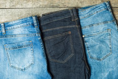 Ahşap arka plan üzerinde kot pantolon