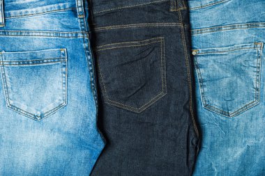 Ahşap arka plan üzerinde kot pantolon