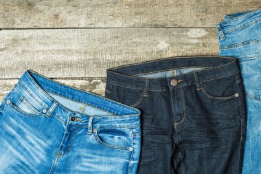Ahşap arka plan üzerinde kot pantolon