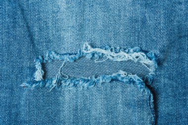 Ahşap arka plan üzerinde kot pantolon