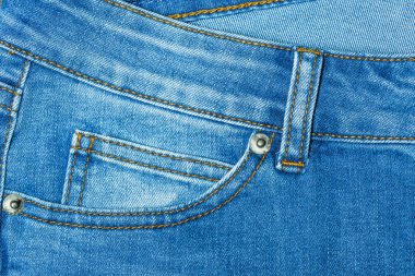 Ahşap arka plan üzerinde kot pantolon