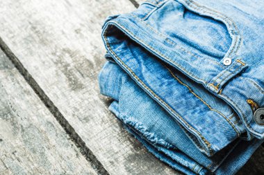 Ahşap arka plan üzerinde kot pantolon