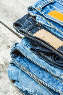 Ahşap arka plan üzerinde kot pantolon