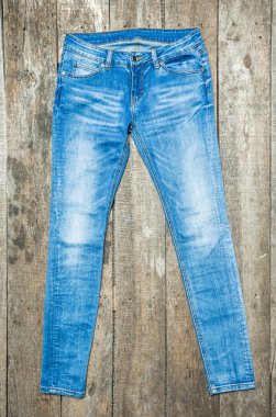 Ahşap arka plan üzerinde kot pantolon