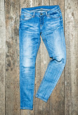 Ahşap arka plan üzerinde kot pantolon