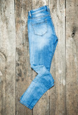 Ahşap arka plan üzerinde kot pantolon