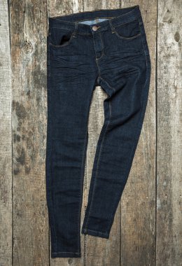 Ahşap arka plan üzerinde kot pantolon