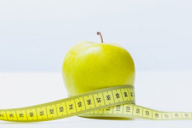 Ölçü bandıyla elma
