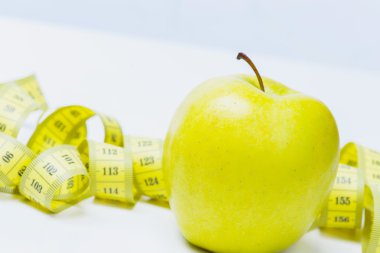 Ölçü bandıyla elma