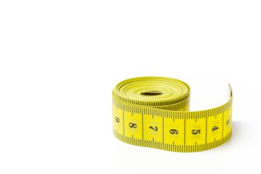 Beyaz arkaplanda izole edilmiş şerit ölçülüyor