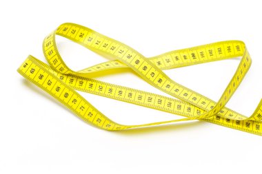 Beyaz arkaplanda izole edilmiş şerit ölçülüyor