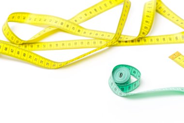 Beyaz arkaplanda izole edilmiş şerit ölçülüyor