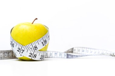 Ölçü bandıyla elma