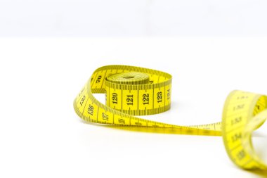 Beyaz arkaplanda izole edilmiş şerit ölçülüyor