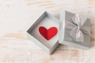 Sevgililer günü. Sevgililer günü kalp eski ahşap üzerine.