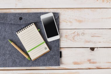 cep telefonu, defter ve kalem