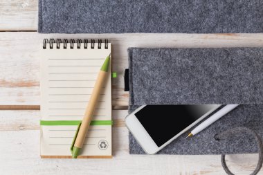 cep telefonu, defter ve kalem