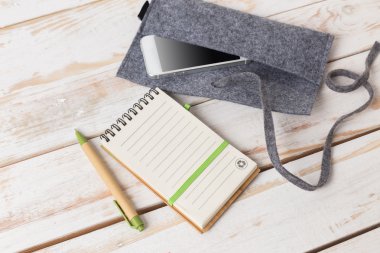 cep telefonu, defter ve kalem